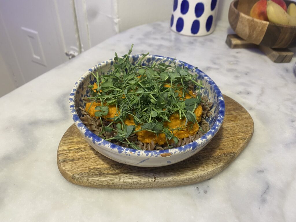 assiette de pâtes au sarrasin, carottes et jeunes pousses