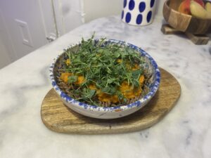 assiette de pâtes au sarrasin, carottes et jeunes pousses